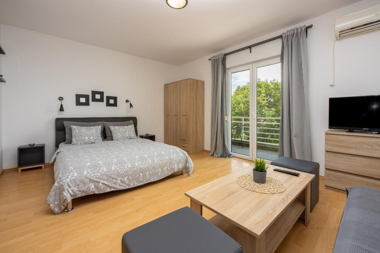Apartments Claudia ツリクヴェニツァ エクステリア 写真