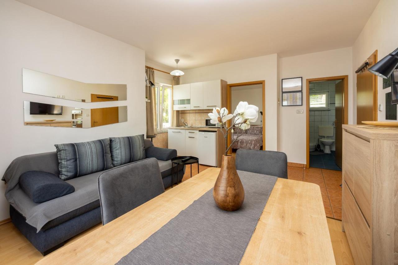 Apartments Claudia ツリクヴェニツァ エクステリア 写真