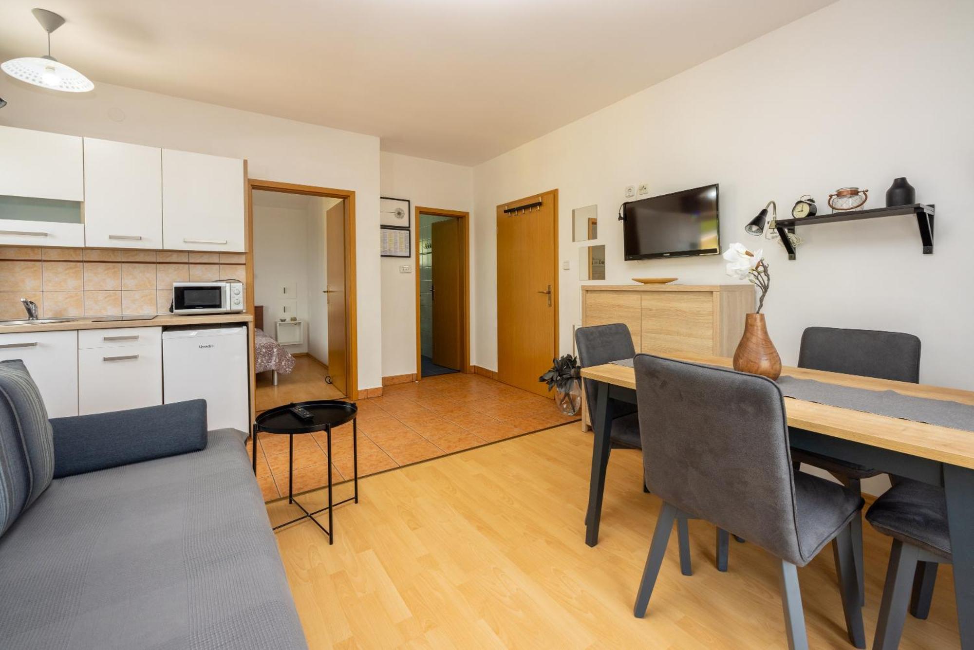 Apartments Claudia ツリクヴェニツァ エクステリア 写真
